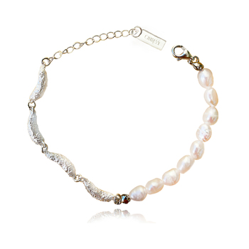 Culturesse Racquel 23cm Sculptural Pod Pearl Bracelet - Silver