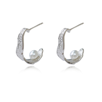 Culturesse Delmare 19mm Artsy Sculpture Curve Pearl Earrings - Silver