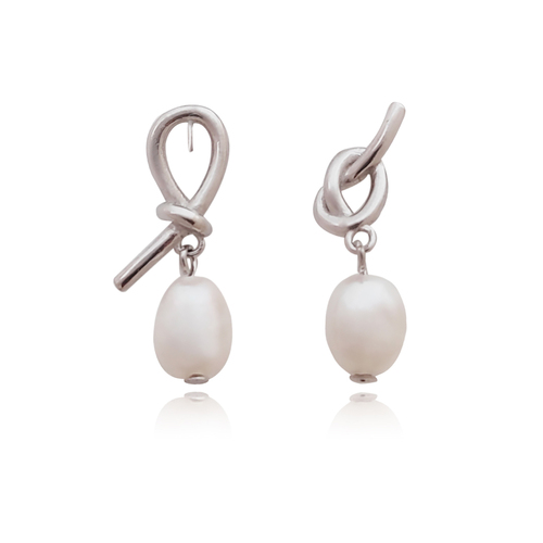 Culturesse Trixie 25mm Mismatching Pearl Drop Earrings - Silver